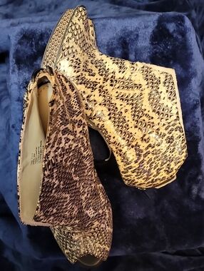 Kenneth Cole New York Yellow & Brown Snakeskin Peep-Toe Platform Booties
